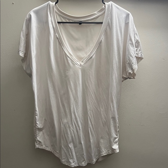 P'tula Tops - P'tula Classic White V-Neck Short Sleeve Top